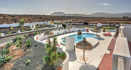 Hiljainen huvila uima-altaalla ja porealtaalla