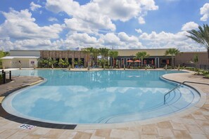 Una piscina al aire libre (de 09:00 a 21:00), tumbonas