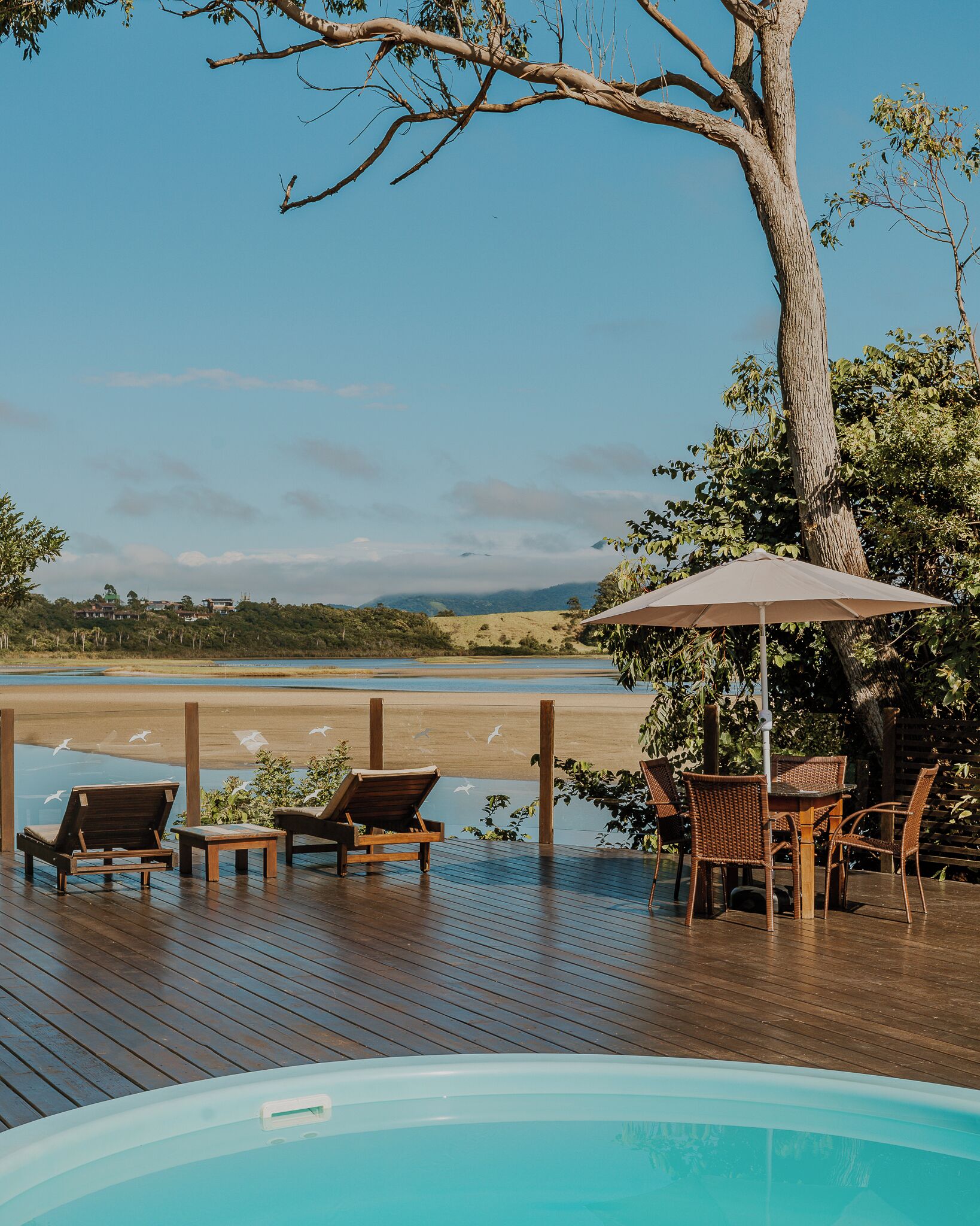 Una piscina al aire libre de temporada, una piscina con cascada