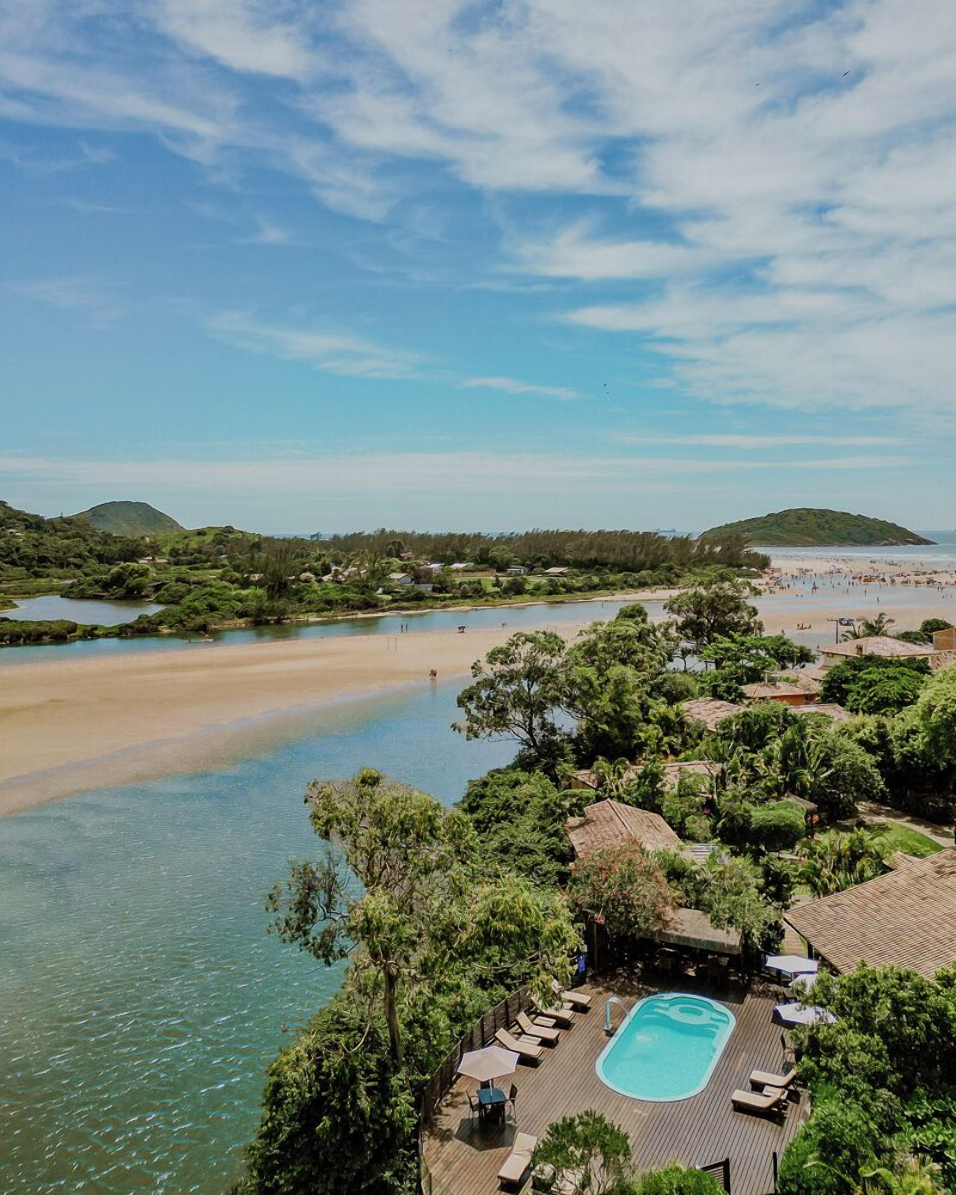 Piscina externa sazonal, piscina com cascata, guarda-sóis