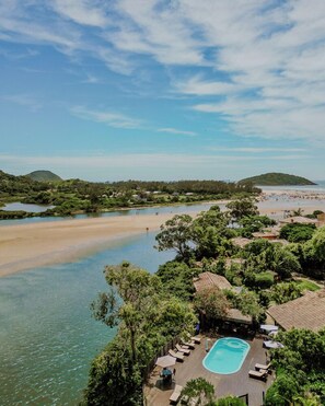 Seasonal outdoor pool, a waterfall pool, pool umbrellas, sun loungers - Pousada Mevlana Garden (Imbituba)