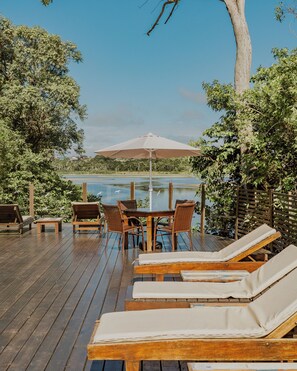 Seasonal outdoor pool, a waterfall pool, pool umbrellas, pool loungers - Pousada Mevlana Garden (Imbituba)
