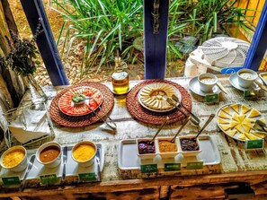 含每日吃到飽自助式早餐