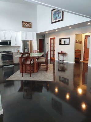 Dining - Comfortable 3 bedroom cape cod style home (Grand Rapids)