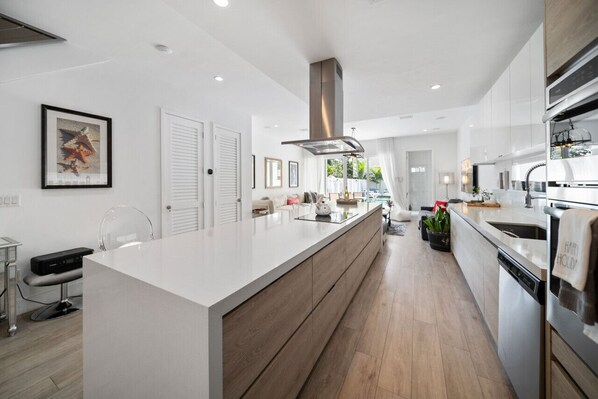 Fridge, microwave, oven, stovetop - Blissful Coral Villa EcoPool4b-4b (Miami)