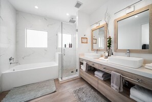 Bruser, hårtørrer, bidet, håndklæder