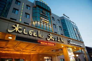 A hotel with a prominent sign reading "Kiseki Hotel" and "Silkway Lounge Bar." - Hotel Zhibek Zholy (Shymkent)