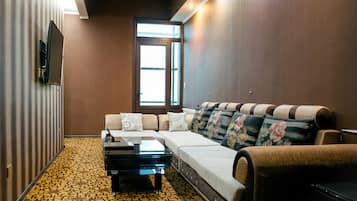 Family Room | Living area | 75-cm Smart TV with cable channels, TV, pay movies