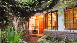 A traditional Japanese-style building with a stone pathway leading to a wooden door. - Unique House in Historical Center (Cuzco)