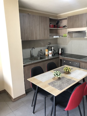Chambre Ville double ou avec lits jumeaux | Cuisine privée | Réfrigérateur grande capacité avec congélateur, four à micro-ondes