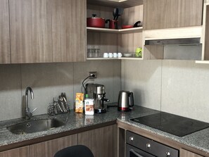 Kjøleskap, mikrobølgeovn, ovn og kokeplater