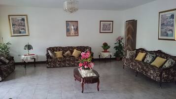 Premium Room, 2 Double Beds, Slope side | Living room