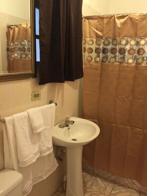 Premium-Zimmer, 2 Doppelbetten, Hanglage | Badezimmer