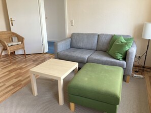 Fernseher, Bücher, Stereoanlage