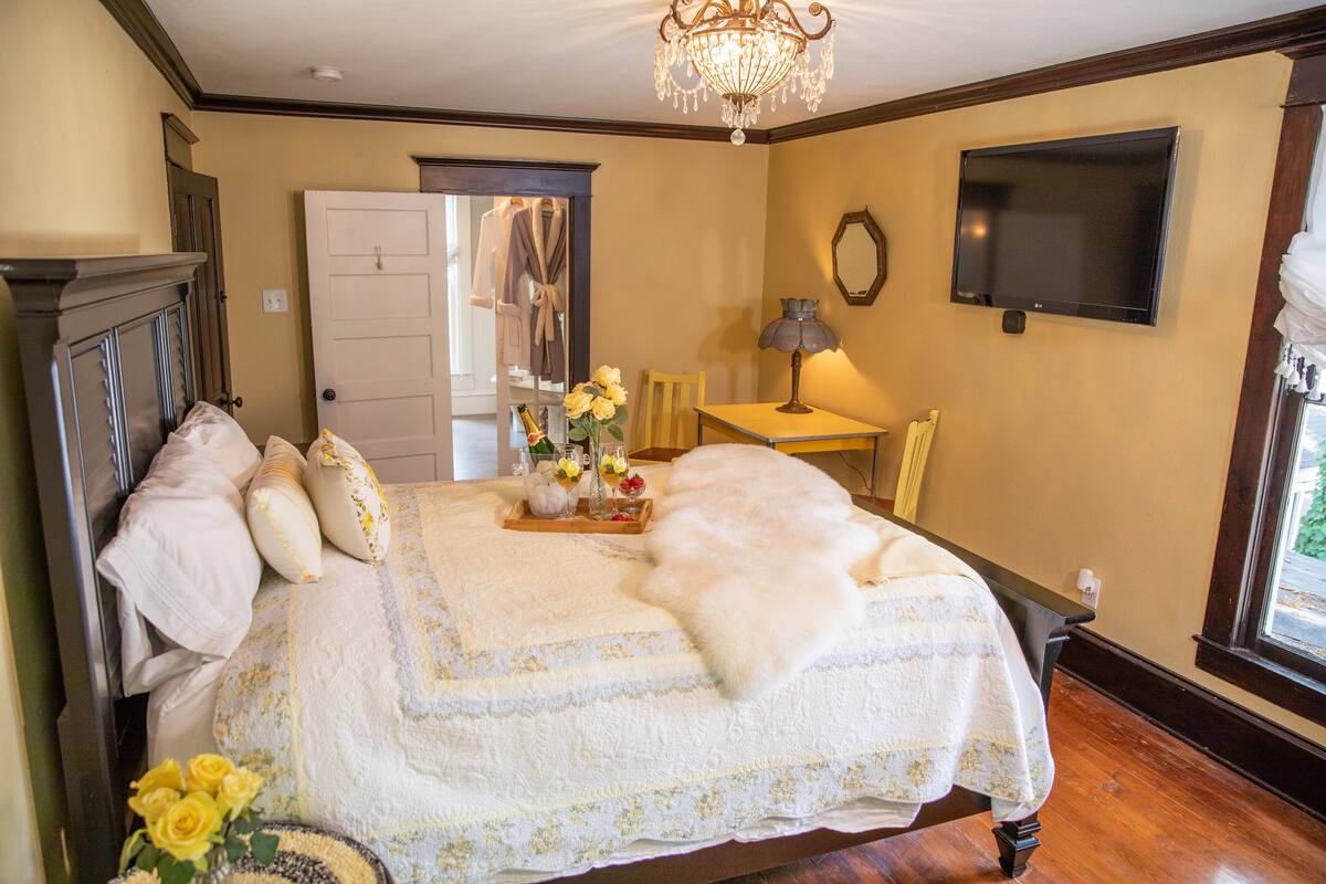 Signature Room | Laptop workspace, iron/ironing board, free WiFi, individually furnished