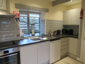 冰箱、微波炉、烤箱、炉灶