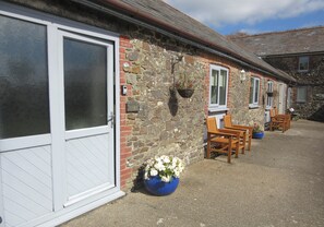 Terrace/patio - Byre, Character 1 bed 19th century cottage in peaceful location (Bude)