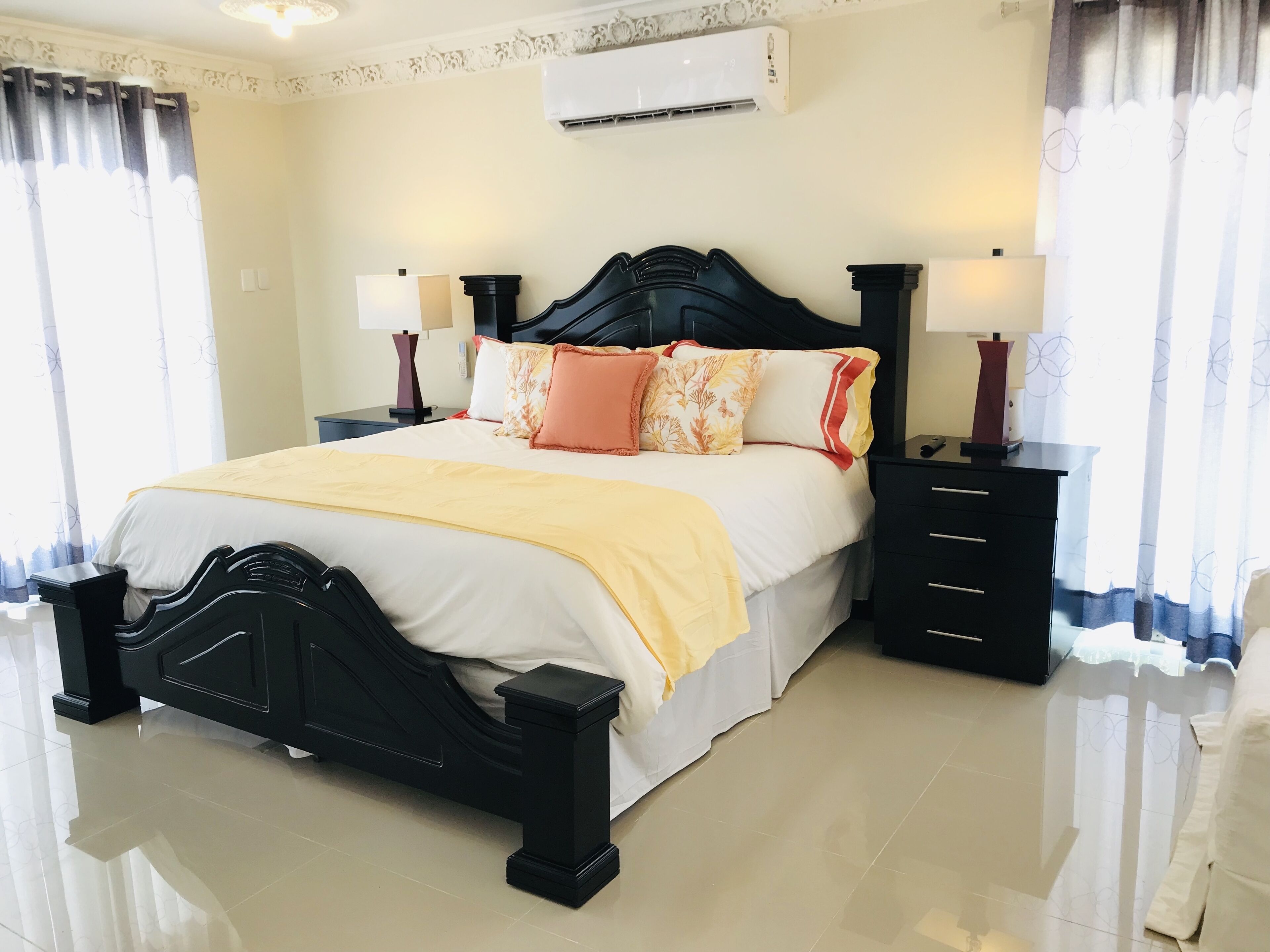 6 室のベッドルーム、セーフティボックス (室内)、アイロン / アイロン台、WiFi (無料)