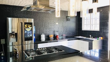 Refrigerador, microondas, horno y cafetera y tetera