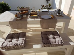 Tägliches Frühstücksbuffet (12 EUR pro Person)