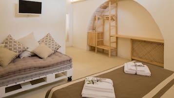 Executive Room | Hypo-allergenic bedding, minibar, individually decorated