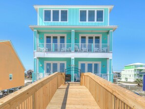 Property grounds - 🥳 Early Bird Sale. First 2! Wits End, East. 6BR. Pool. Awesome 2nd floor beach walkover! (Gulf Shores)