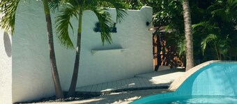 The Pineapple Villa: Chic 4BD Tropical Paradise near the Beaches