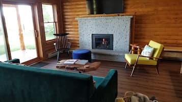 Smart-TV, Kamin, DVD-Player, Bücher