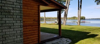 Cabane au bord du lac Douglas
