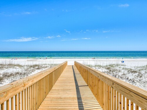 🥳 Early Bird Sale. First 2! Wits End, West. 6BR. Pool. Awesome 2nd floor beach walkover!