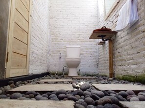 Shower, towels - Medewi Dorm House - Surf&Stay (Jembrana)