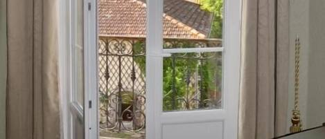 Une pièce donnant sur un balcon extérieur par une porte.