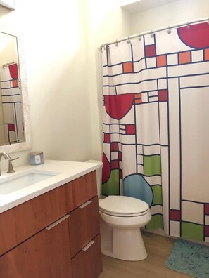 Badkar/dusch, hårtork, handdukar och tvål