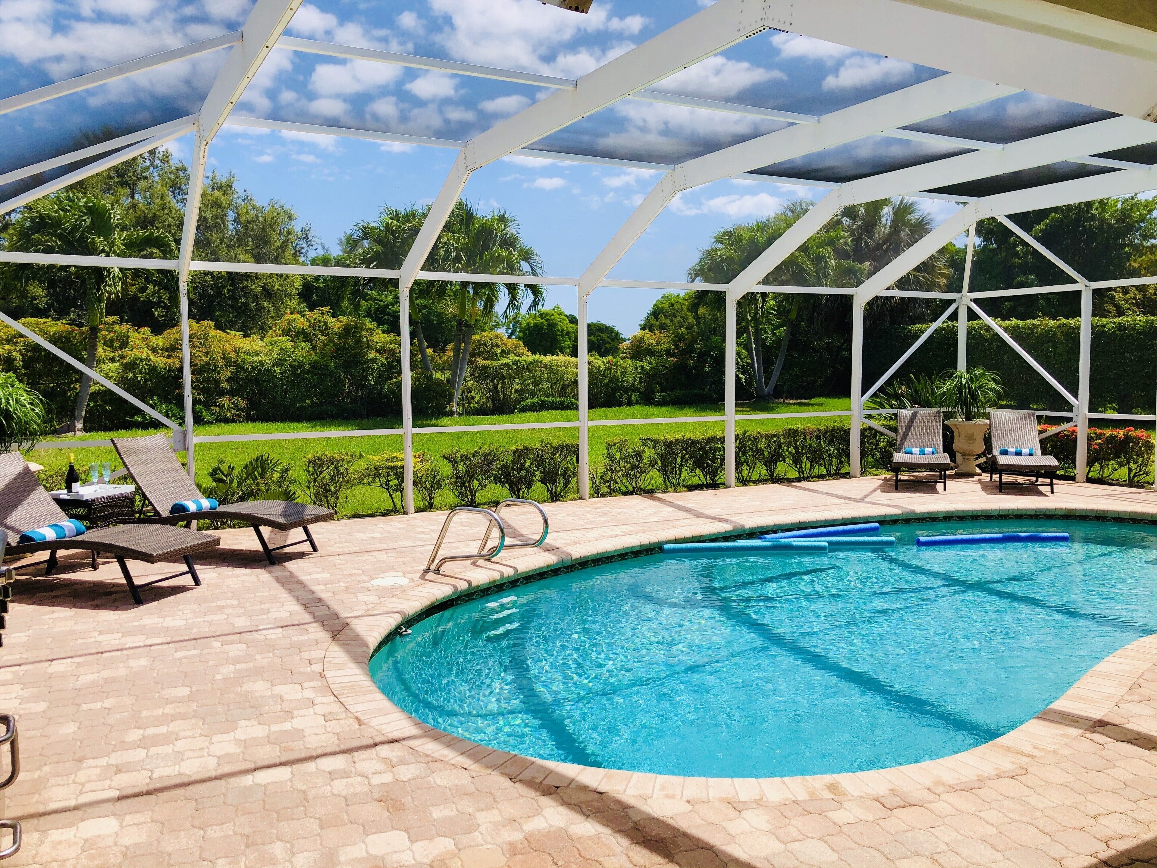 Spacious Tropical Paradise Lanai Pool Vacation Home 2mi to Beach East Boca Raton