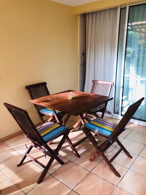 Outdoor dining - Nice studio 2 minutes from the beach - Sainte-Anne (Sainte-Anne)