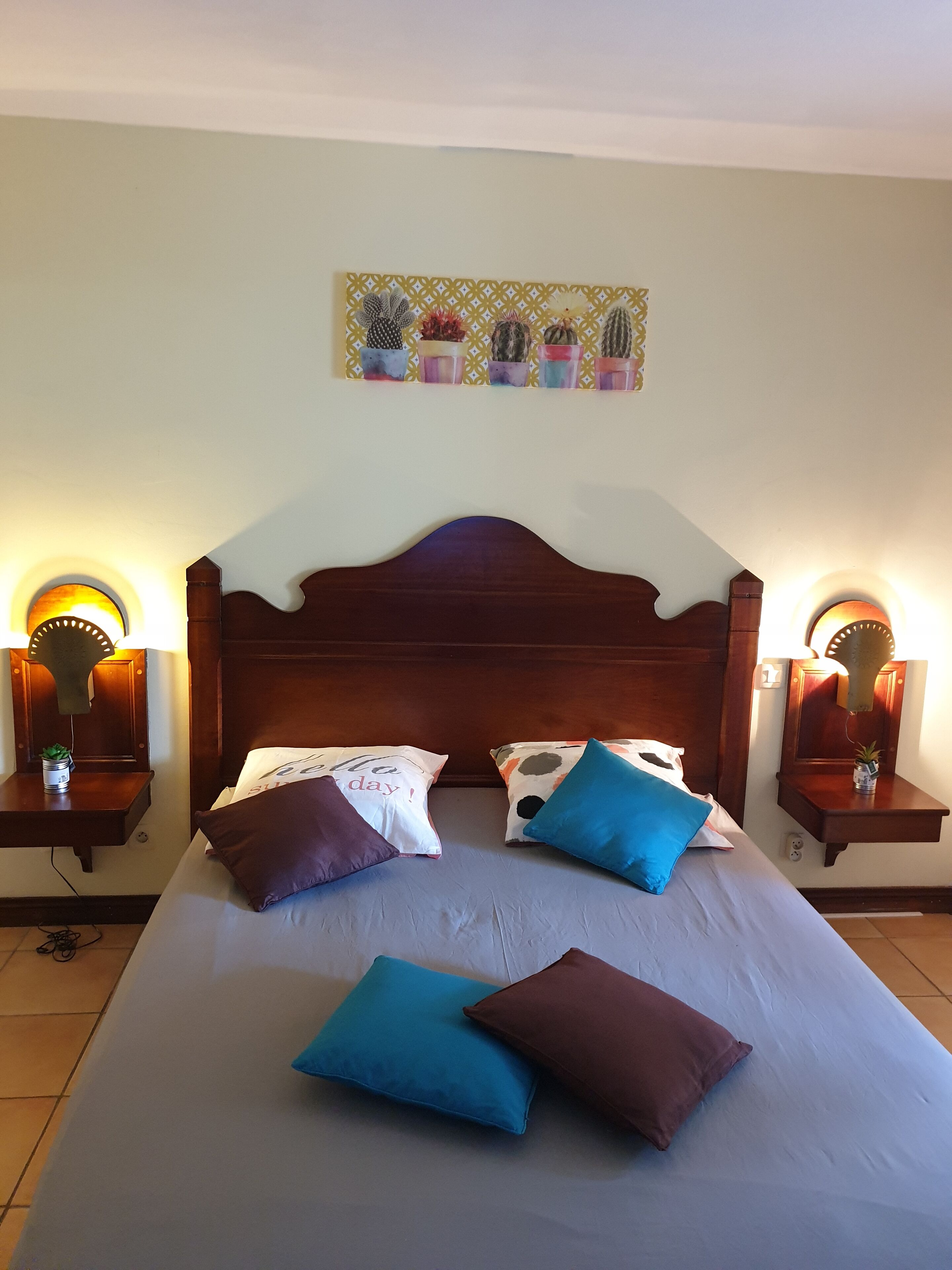 Desk, iron/ironing board, WiFi, bed sheets