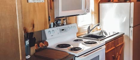 Full-size fridge, microwave, oven, coffee/tea maker