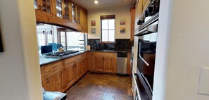 Fridge, oven, stovetop, coffee/tea maker