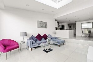 Smart TV - Weybridge House (Weybridge)