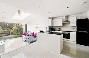 Fridge, microwave, oven, stovetop - Weybridge House (Weybridge)