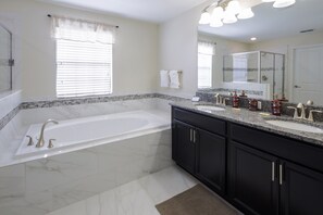 Ferienhaus, 5 Schlafzimmer (4.5 Bathrooms) | Badezimmer | Badewanne und Dusche (separat), Haartrockner, Handtücher, Seife