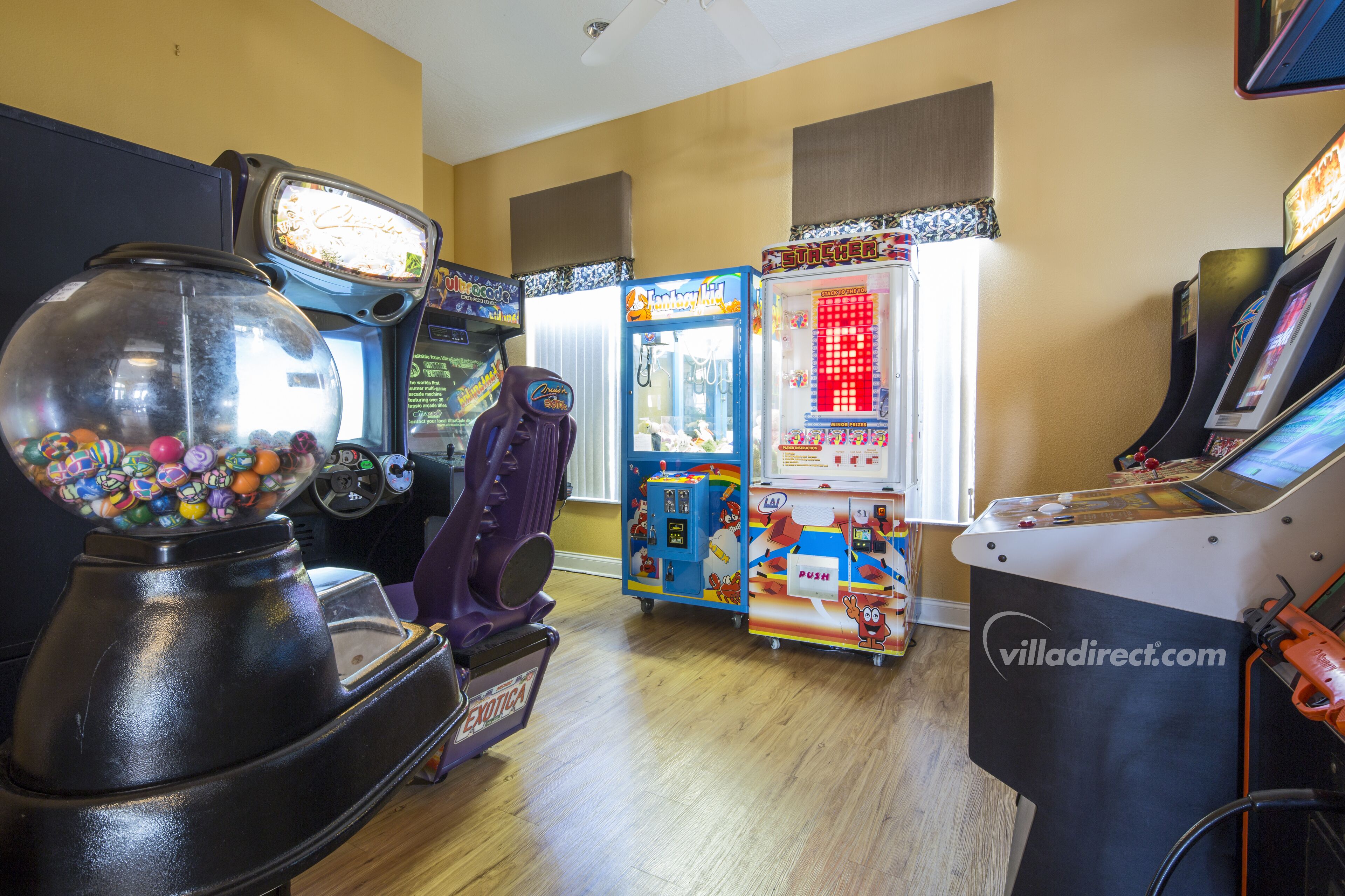 Une salle avec des jeux d’arcade, notamment une machine à bulles et des jeux de griffe.
