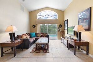 House, 4 Bedrooms (3 Bathrooms) | Living area
