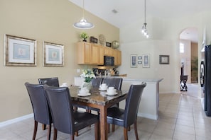 Casa, 4 quartos (3 Bathrooms) | Opções para refeição no quarto