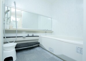 Apartment | Bathroom | Combined shower/tub, free toiletries, hair dryer - Spacia Tamatsu 601 (Osaka)