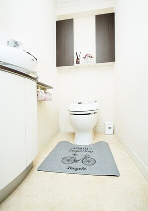 Apartment | Bathroom | Combined shower/bathtub, free toiletries, hair dryer