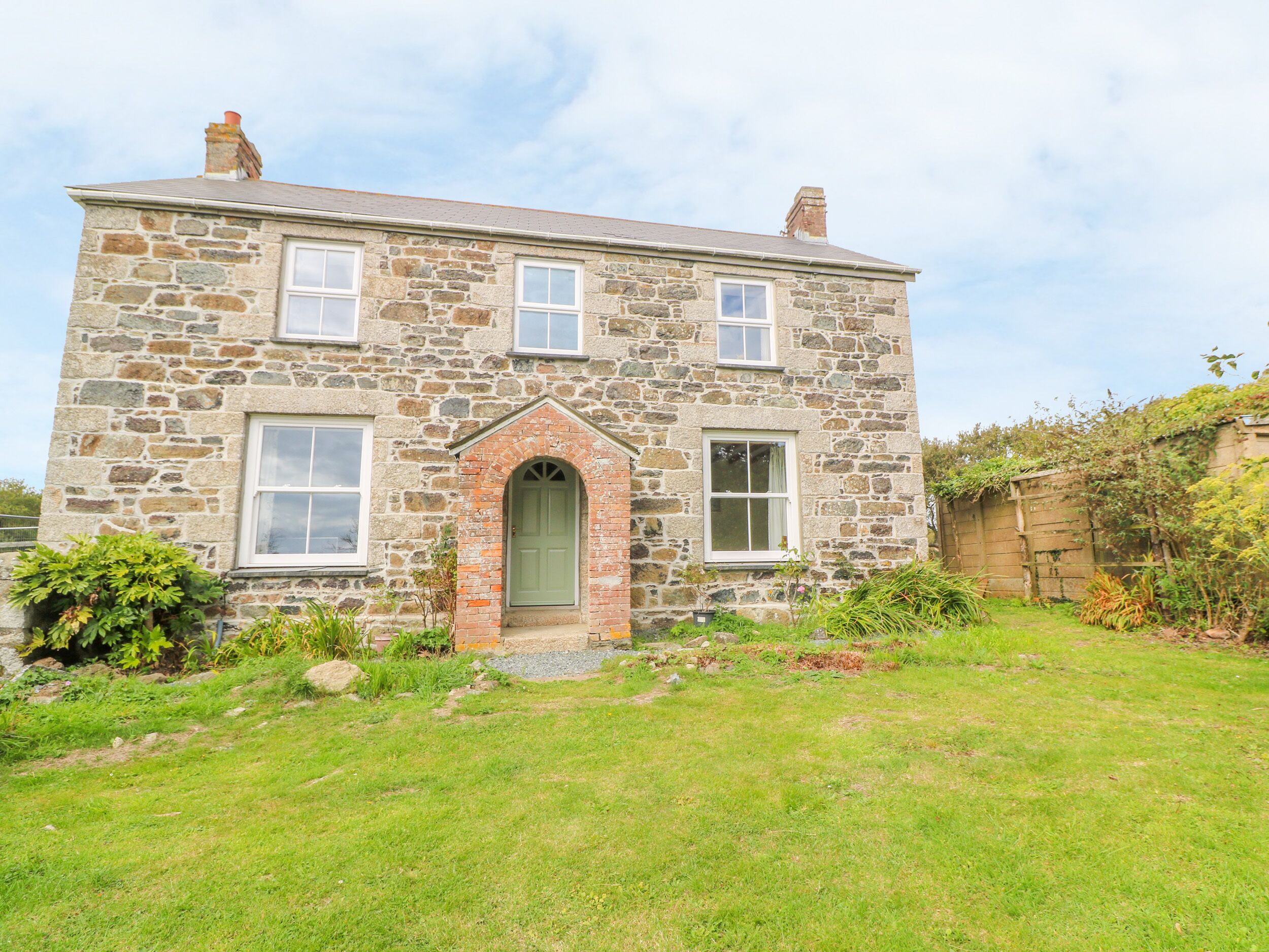 POLDOWRIAN FARMHOUSE, pet friendly, with a garden in Coverack