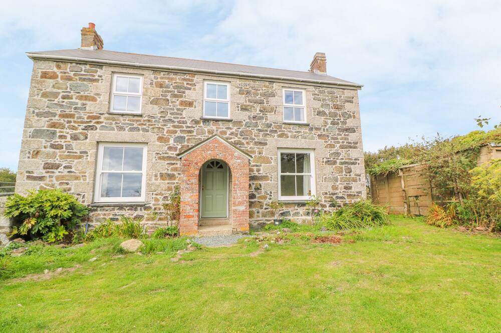 POLDOWRIAN FARMHOUSE, pet friendly, with a garden in Coverack
