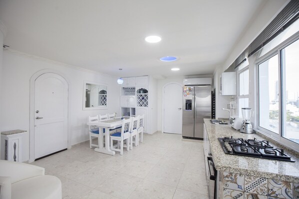 Réfrigérateur, micro-ondes, plaque de cuisson, lave-vaisselle