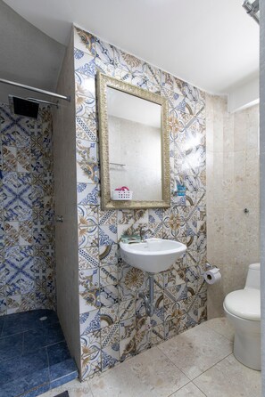 Serviettes fournies, savon, papier toilette